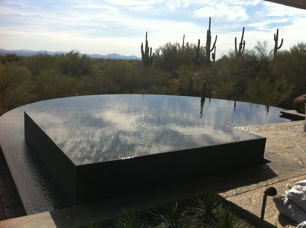 Großer, Gefliester Moderner Infinity-Pool hinter dem Haus in individueller Form mit Wasserspiel in Phoenix