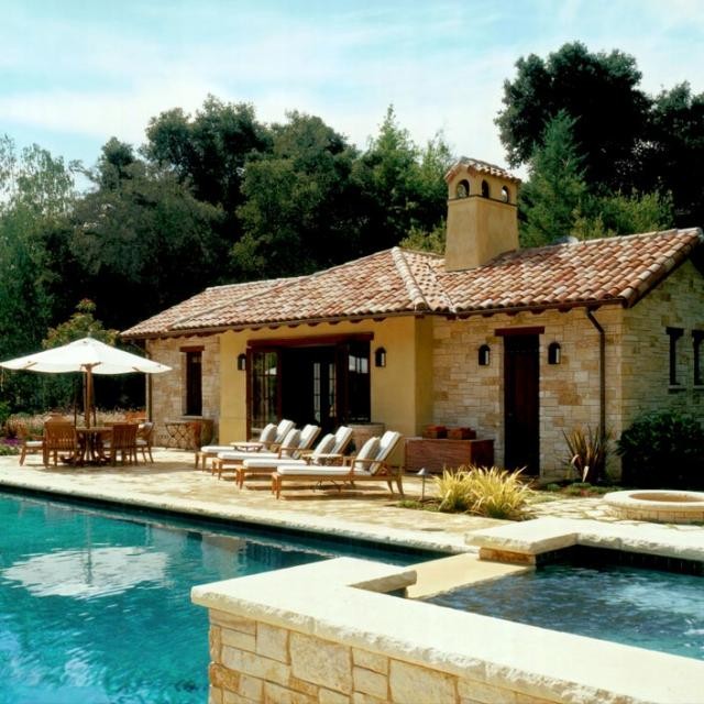 Cette photo montre un Abris de piscine et pool houses méditerranéen.