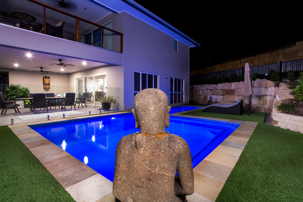 Esempio di una piscina monocorsia bohémian a "L" di medie dimensioni e dietro casa con pavimentazioni in pietra naturale