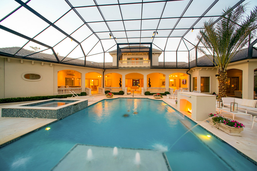 Foto di una grande piscina coperta chic rettangolare con una vasca idromassaggio e piastrelle