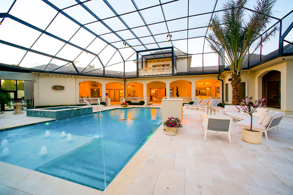 Cette image montre une grande piscine intérieure traditionnelle rectangle avec un bain bouillonnant et du carrelage.