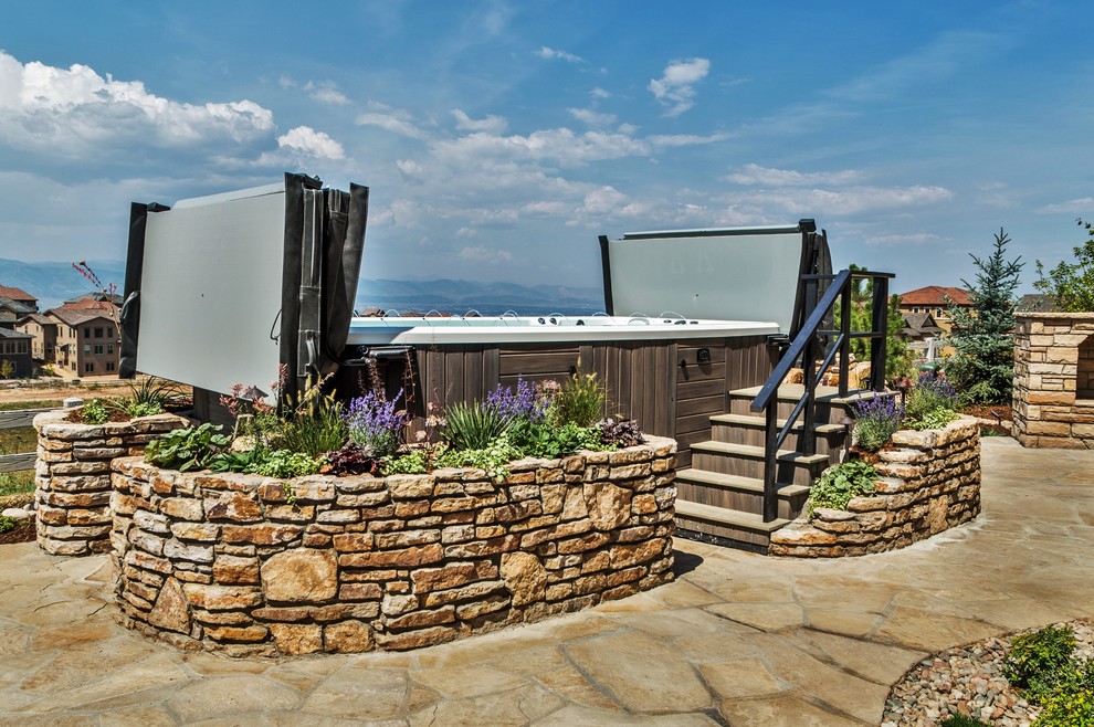 Imagen de piscinas y jacuzzis elevados rústicos grandes rectangulares en patio trasero con adoquines de piedra natural