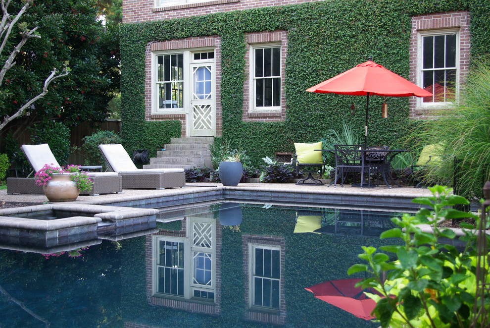 Diseño de piscinas y jacuzzis alargados clásicos grandes rectangulares en patio trasero con adoquines de hormigón