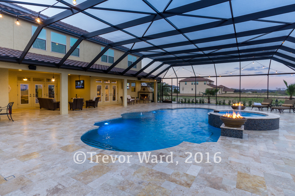 Foto di una piscina personalizzata di medie dimensioni e dietro casa con fontane e piastrelle