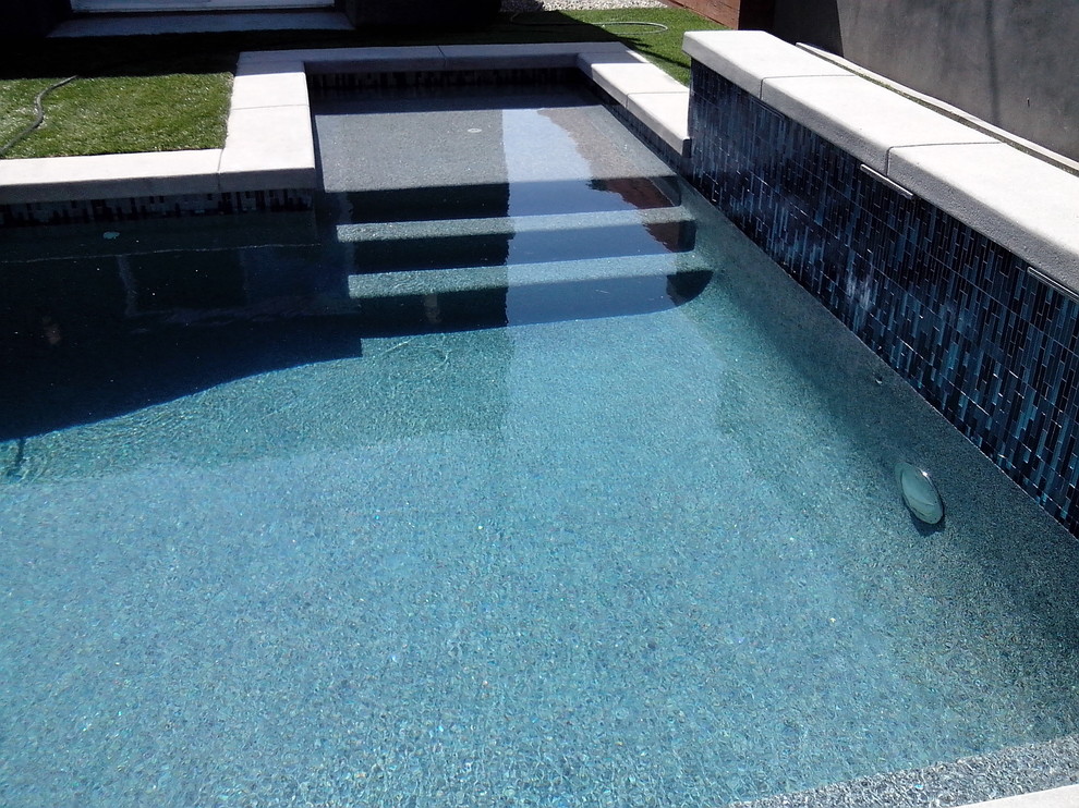 Exemple d'une piscine arrière moderne en L de taille moyenne avec un point d'eau et des pavés en béton.