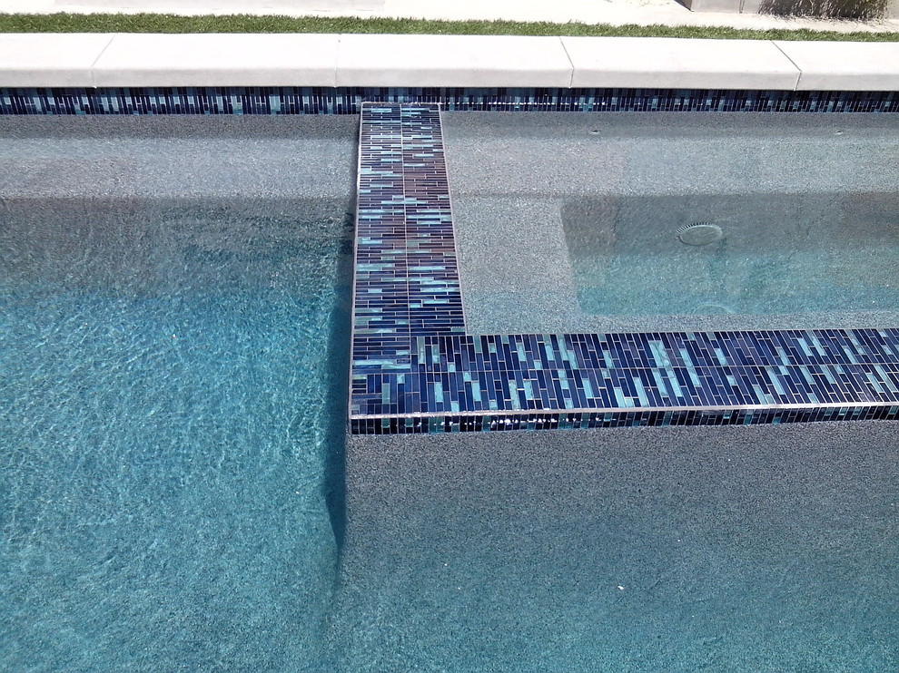 Idéer för att renovera en mellanstor funkis l-formad pool på baksidan av huset, med spabad och marksten i betong
