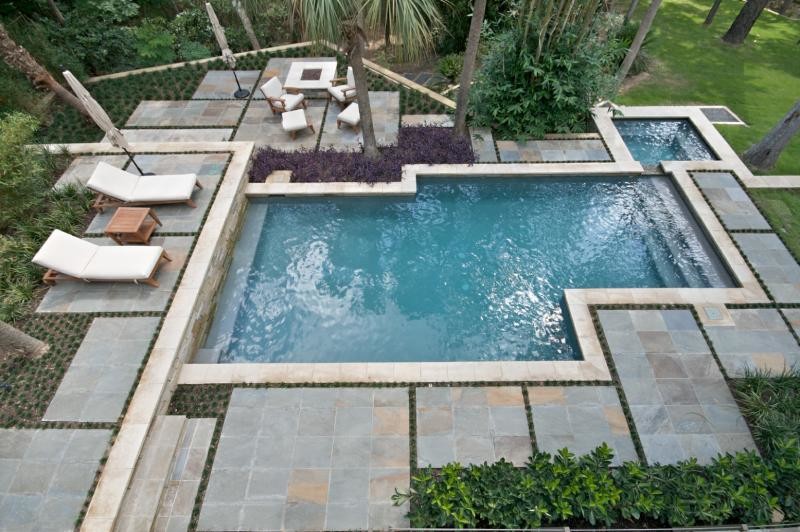Diseño de piscinas y jacuzzis alargados contemporáneos grandes a medida en patio trasero con suelo de baldosas