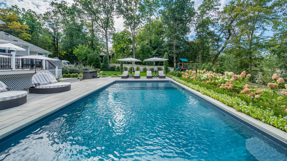 Foto de piscina clásica renovada rectangular en patio trasero