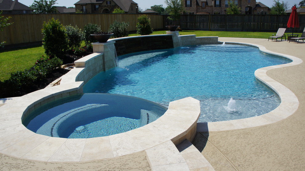 Idee per una piscina moderna personalizzata di medie dimensioni e dietro casa con fontane e lastre di cemento