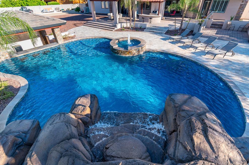 Modelo de piscina con tobogán natural tradicional extra grande a medida en patio trasero con adoquines de piedra natural