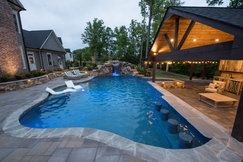 Geräumiger Schwimmteich hinter dem Haus in individueller Form mit Pool-Gartenbau und Pflastersteinen in Atlanta