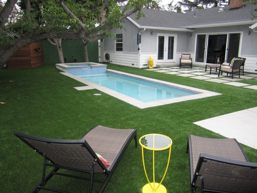 Idées déco pour une petite piscine arrière et naturelle contemporaine rectangle avec un bain bouillonnant et des pavés en béton.