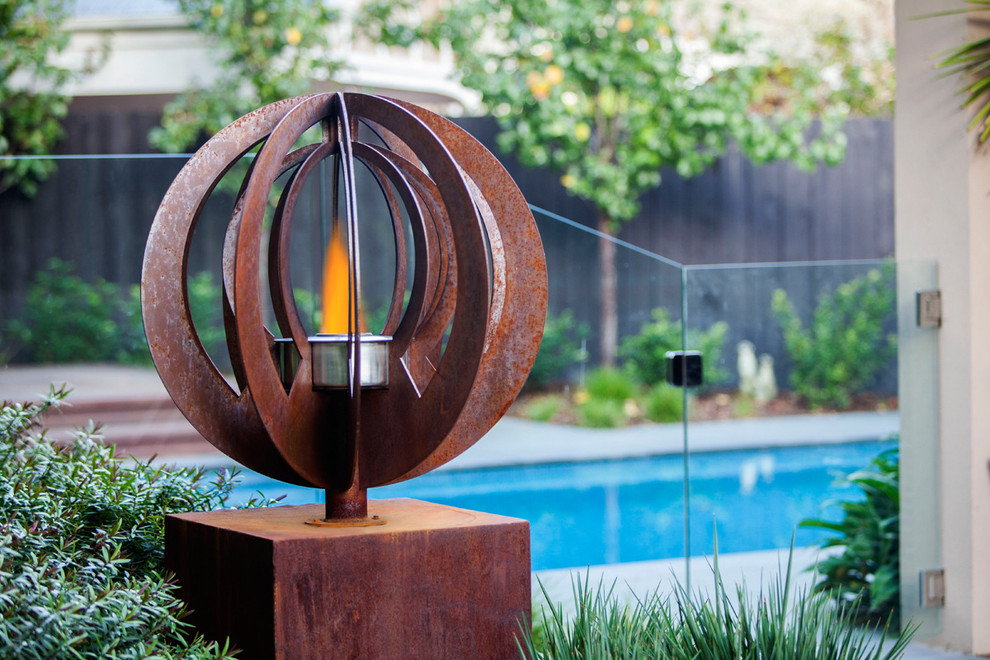 Idée de décoration pour une grande piscine minimaliste avec une terrasse en bois.