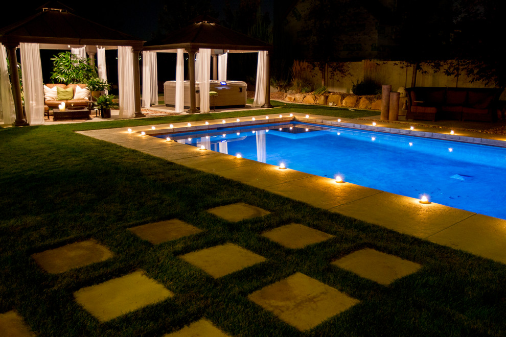 Ispirazione per una grande piscina monocorsia mediterranea rettangolare dietro casa