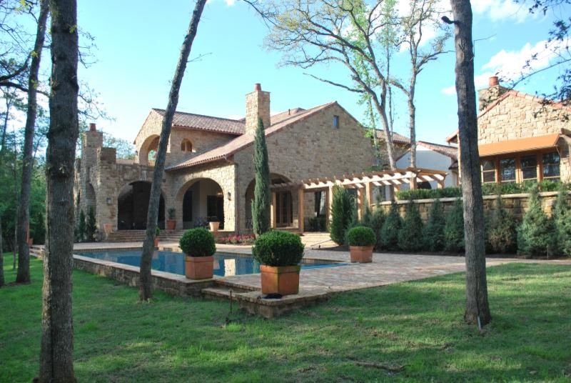 Foto de piscina con fuente alargada mediterránea de tamaño medio rectangular en patio trasero con adoquines de piedra natural
