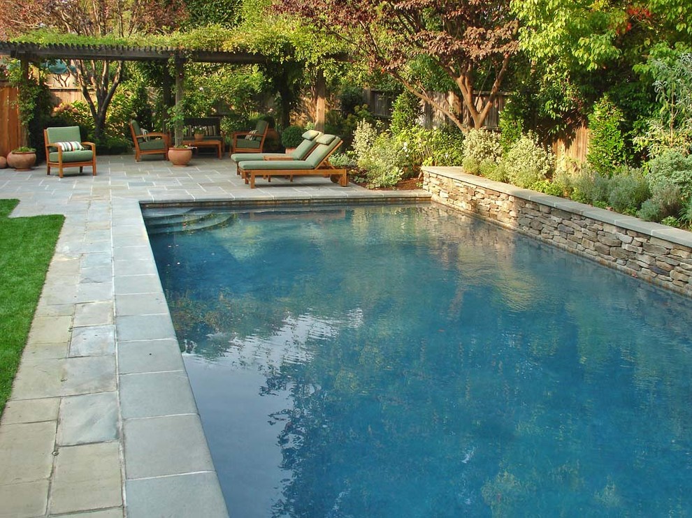 Идея дизайна: бассейн на заднем дворе в стиле неоклассика (современная классика) с покрытием из каменной брусчатки