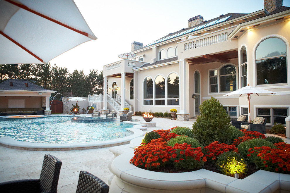 Свежая идея для дизайна: бассейн произвольной формы на заднем дворе в классическом стиле - отличное фото интерьера