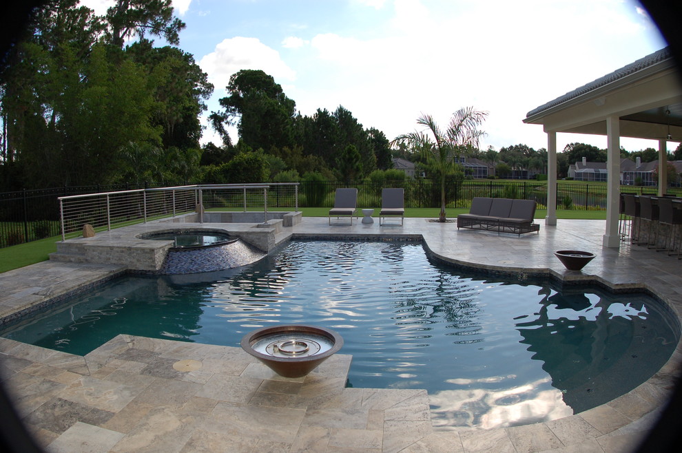 Mittelgroßer Moderner Pool hinter dem Haus in individueller Form mit Natursteinplatten in Tampa
