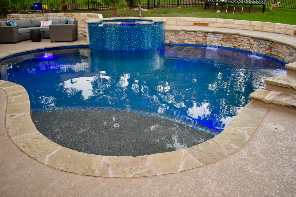 Imagen de piscinas y jacuzzis contemporáneos de tamaño medio a medida en patio trasero con losas de hormigón
