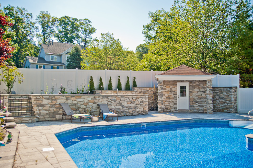 Diseño de casa de la piscina y piscina natural clásica renovada de tamaño medio a medida en patio lateral con adoquines de piedra natural