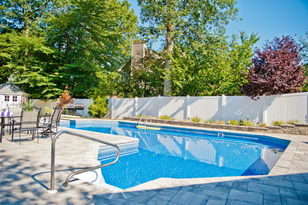 Immagine di una piscina naturale chic personalizzata di medie dimensioni e nel cortile laterale con una dépendance a bordo piscina e pavimentazioni in pietra naturale