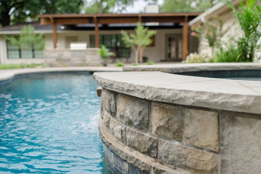 Ejemplo de piscinas y jacuzzis naturales clásicos a medida en patio trasero con adoquines de piedra natural