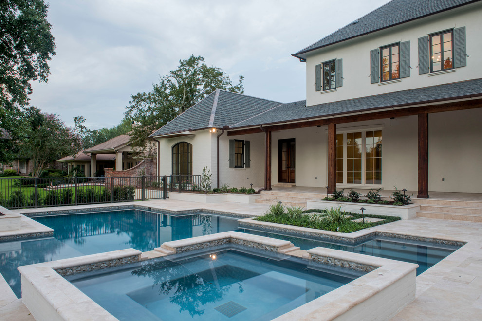 Foto di un'ampia piscina country rettangolare dietro casa con una vasca idromassaggio e piastrelle