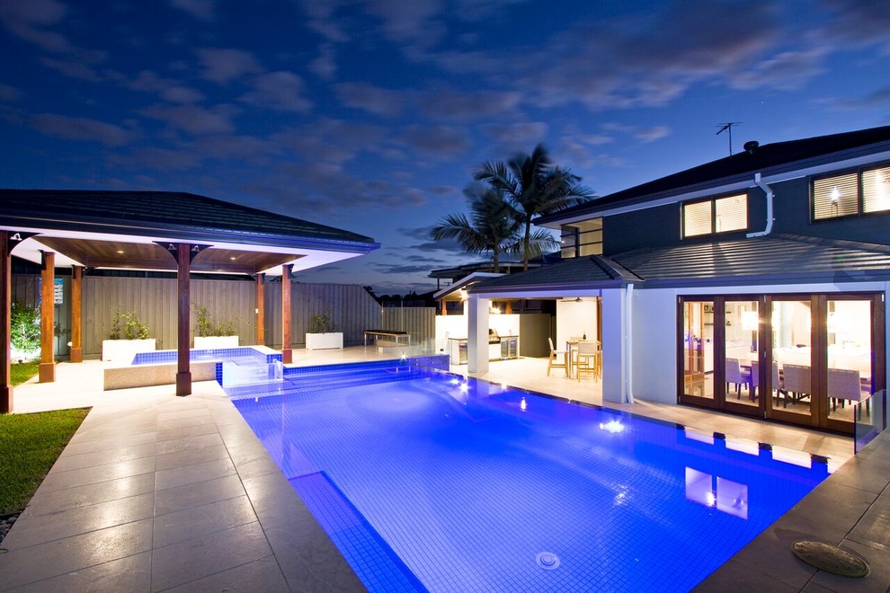 Свежая идея для дизайна: бассейн среднего размера в стиле модернизм - отличное фото интерьера