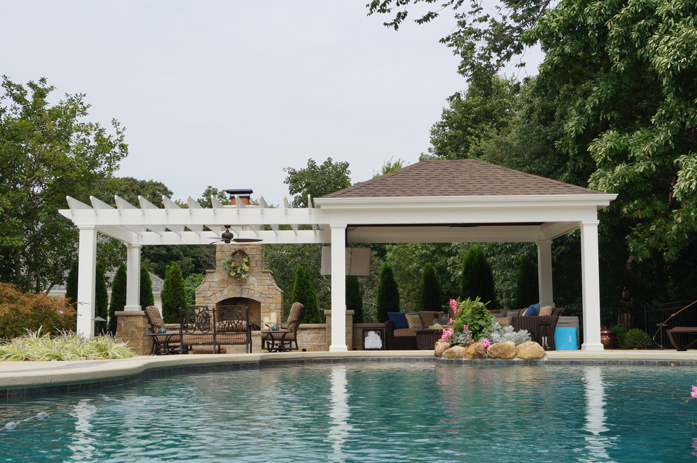 Esempio di una piscina classica personalizzata di medie dimensioni e dietro casa