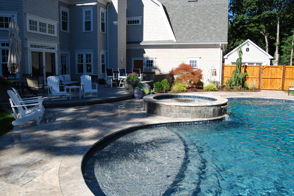 На фото: естественный бассейн среднего размера, в форме фасоли на заднем дворе в стиле рустика с водной горкой и покрытием из каменной брусчатки