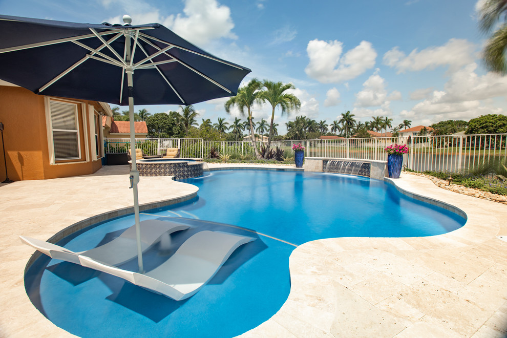 Mittelgroßer Moderner Schwimmteich hinter dem Haus in individueller Form mit Natursteinplatten in Miami