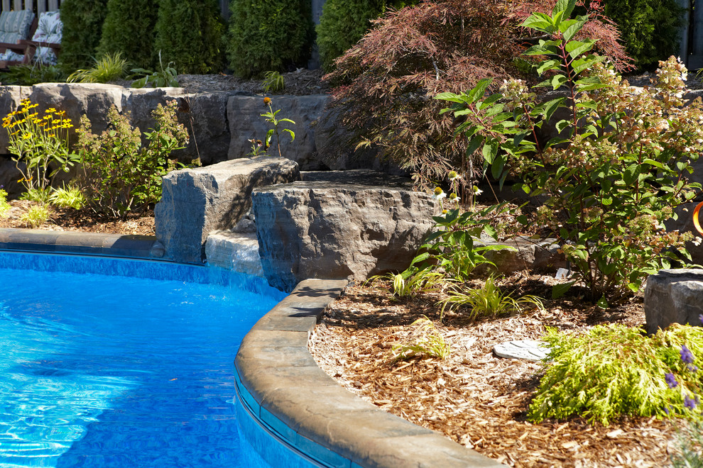 Источник вдохновения для домашнего уюта: большой естественный бассейн произвольной формы на заднем дворе в современном стиле с фонтаном и мощением клинкерной брусчаткой