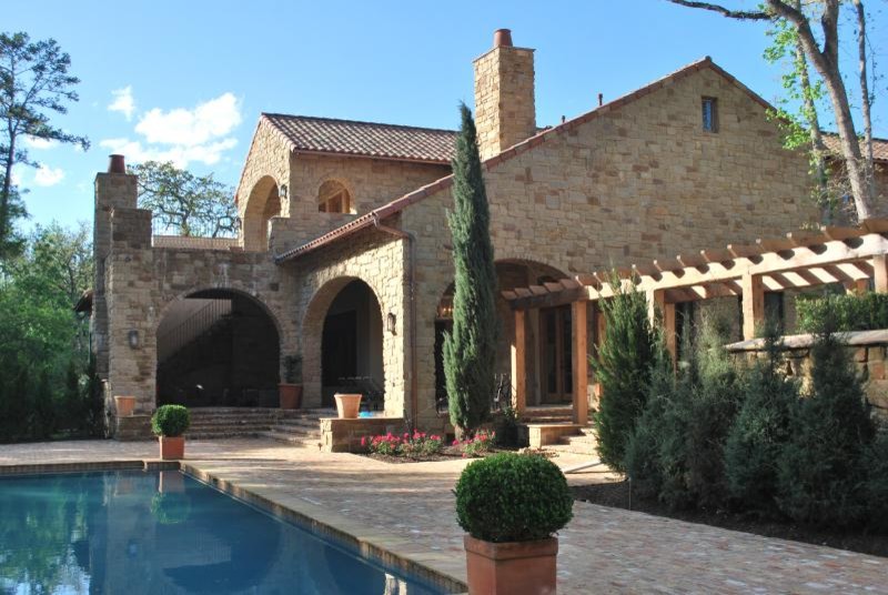 Immagine di una piscina monocorsia mediterranea rettangolare dietro casa e di medie dimensioni con pavimentazioni in pietra naturale