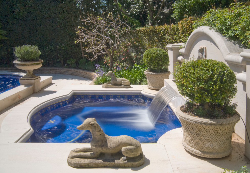 Exempel på en stor klassisk anpassad pool på baksidan av huset, med spabad och marksten i betong