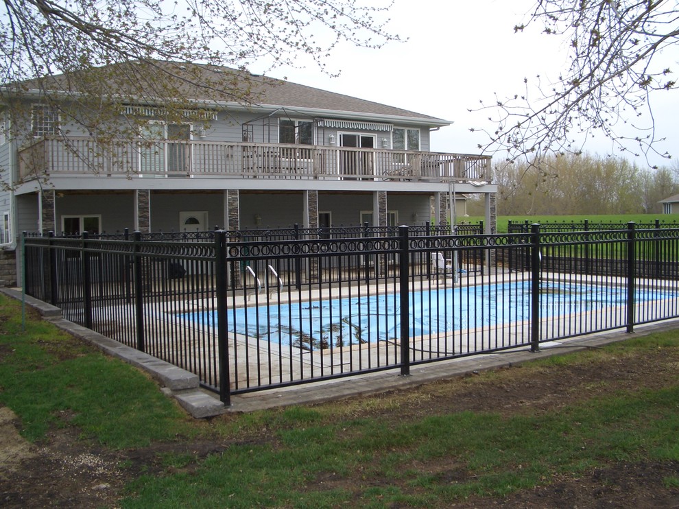 Источник вдохновения для домашнего уюта: прямоугольный бассейн среднего размера на заднем дворе в классическом стиле с покрытием из бетонных плит