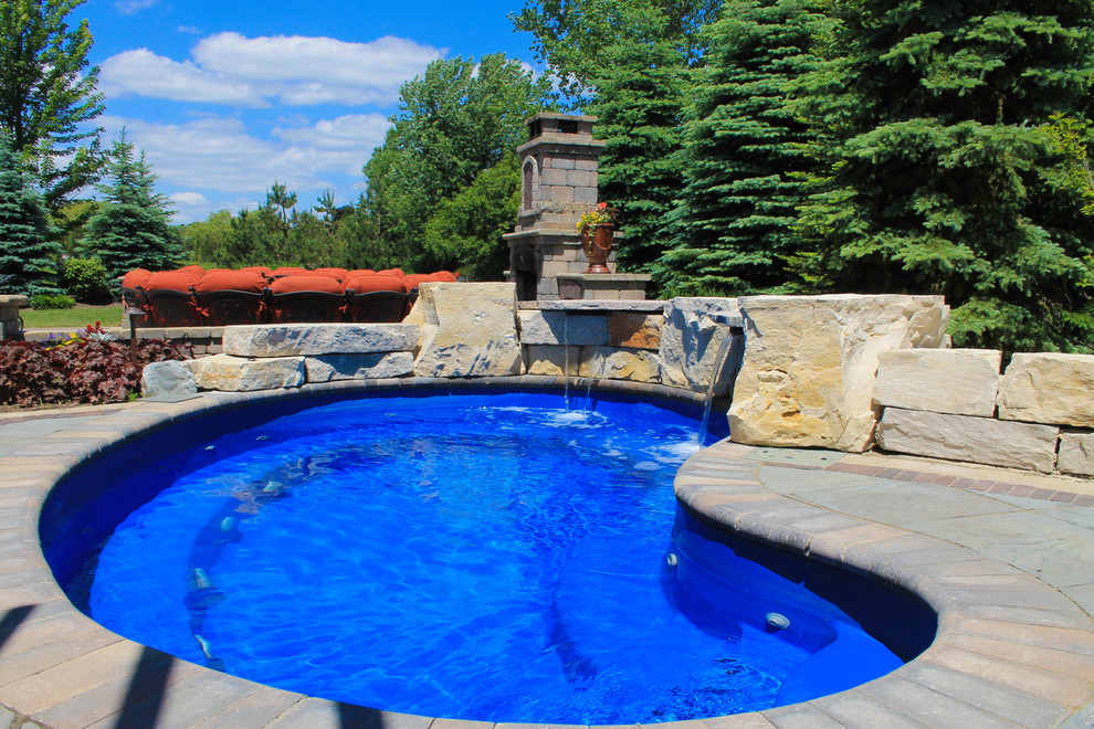 Ispirazione per una piccola piscina naturale rustica personalizzata dietro casa