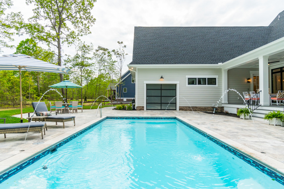 Imagen de casa de la piscina y piscina campestre rectangular en patio trasero