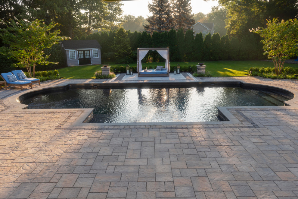 Источник вдохновения для домашнего уюта: бассейн на заднем дворе в классическом стиле с мощением тротуарной плиткой
