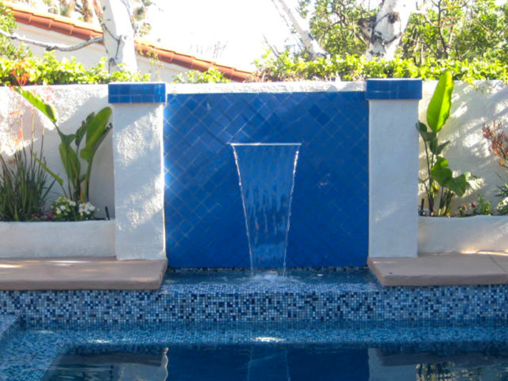 Idées déco pour une piscine hors-sol et arrière classique en L de taille moyenne avec un point d'eau et une dalle de béton.