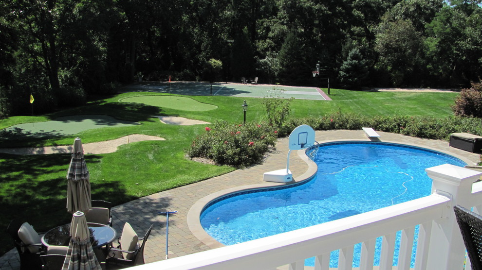 Свежая идея для дизайна: бассейн произвольной формы на заднем дворе в классическом стиле с мощением клинкерной брусчаткой - отличное фото интерьера