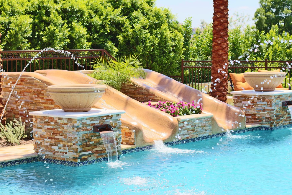Diseño de piscinas y jacuzzis alargados modernos de tamaño medio rectangulares en patio trasero con adoquines de piedra natural