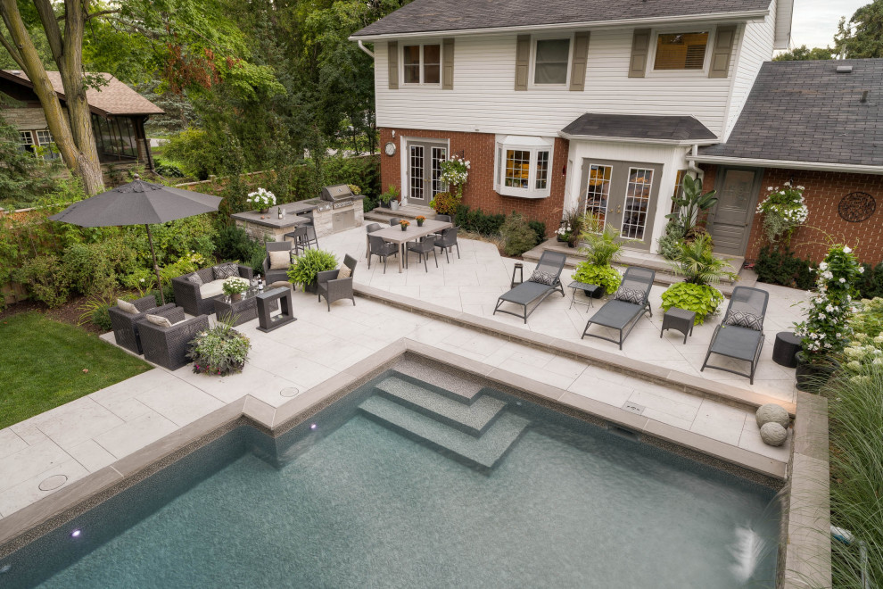 Идея дизайна: прямоугольный бассейн среднего размера на заднем дворе в стиле неоклассика (современная классика) с покрытием из декоративного бетона