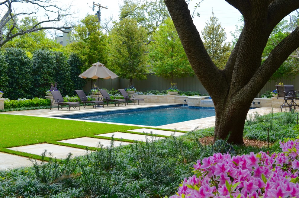 Großer Moderner Pool hinter dem Haus in rechteckiger Form mit Natursteinplatten in Dallas