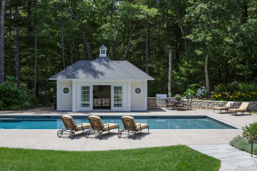 Foto de casa de la piscina y piscina alargada tradicional grande rectangular en patio trasero