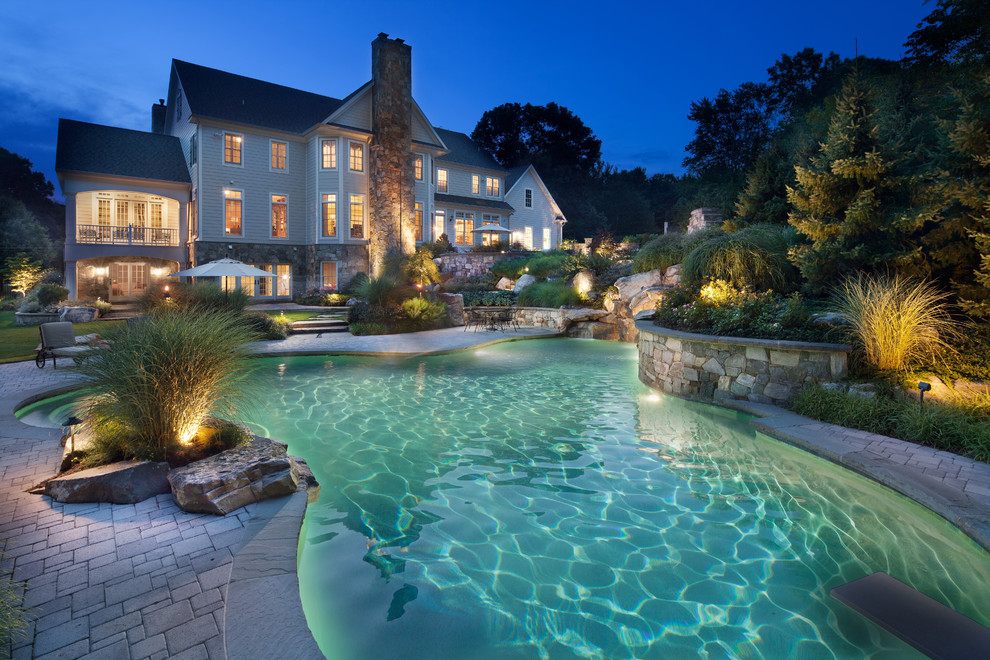 Foto di una piscina monocorsia stile rurale personalizzata dietro casa e di medie dimensioni con fontane e pavimentazioni in cemento