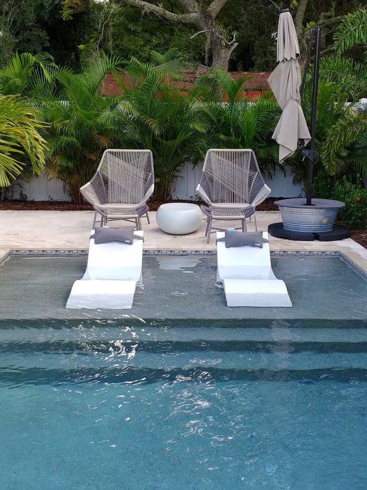 Idée de décoration pour une piscine arrière minimaliste de taille moyenne et sur mesure avec des pavés en pierre naturelle.