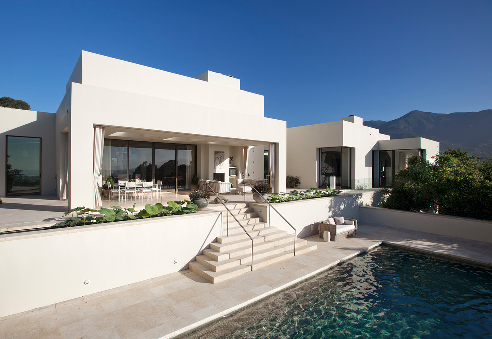 Foto di una grande piscina mediterranea rettangolare dietro casa con piastrelle