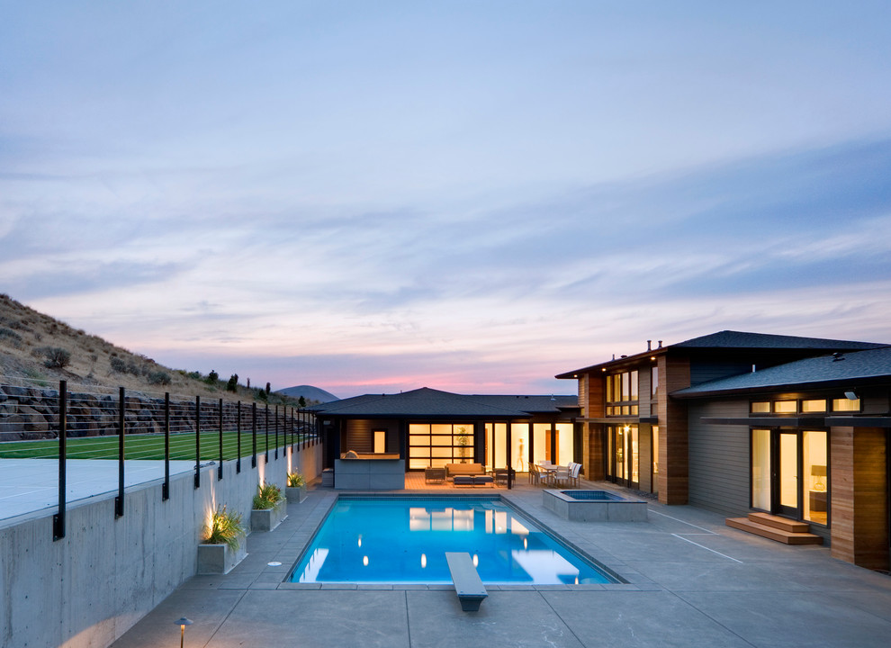This is an example of a contemporary swimming pool in Seattle.
