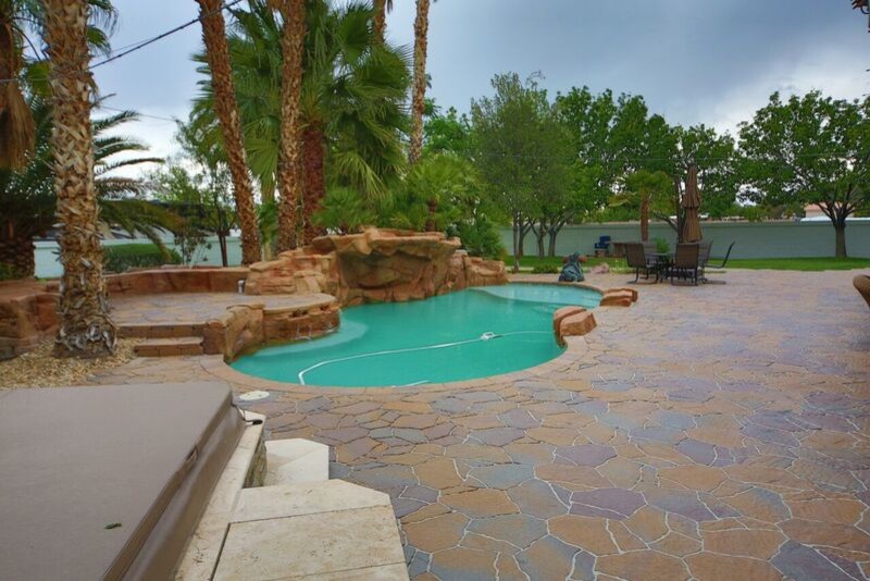 Bailey Traditional Pool Las Vegas by Beautify (Landscape Design