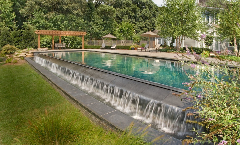 Foto di una piscina a sfioro infinito tradizionale